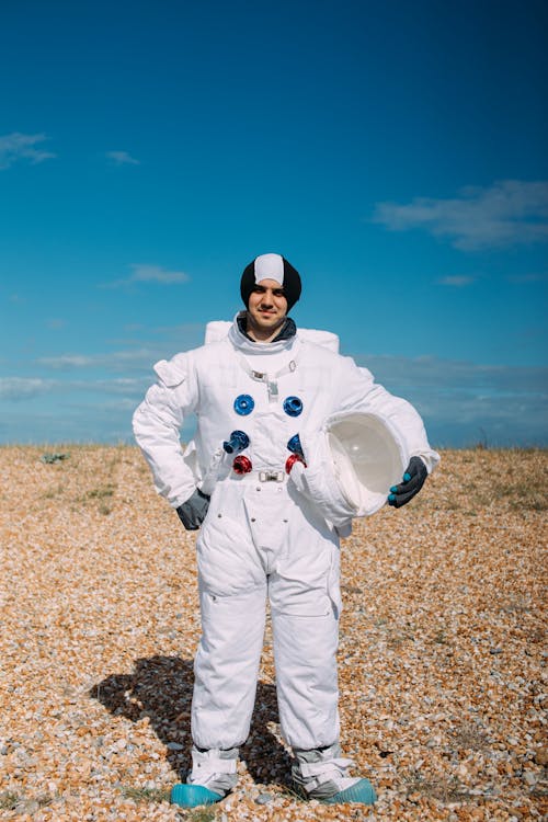 Astronaute Tenant Son Casque Et Regardant La Caméra