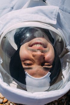 一张穿着太空服、面带微笑的人在户外的特写肖像