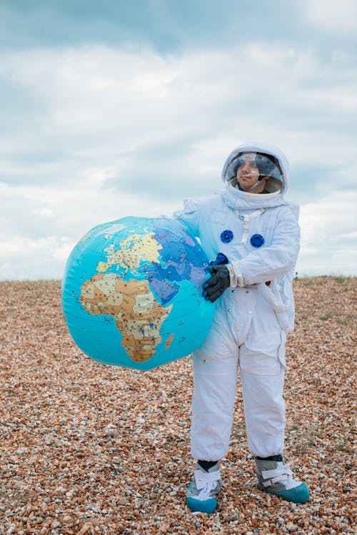 Astronauta Segurando Um Globo