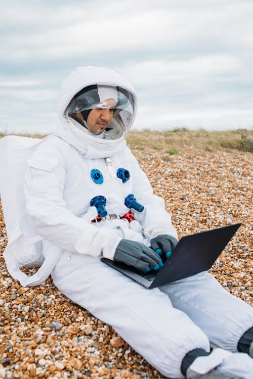 Astronaute à L'aide D'un Ordinateur Portable