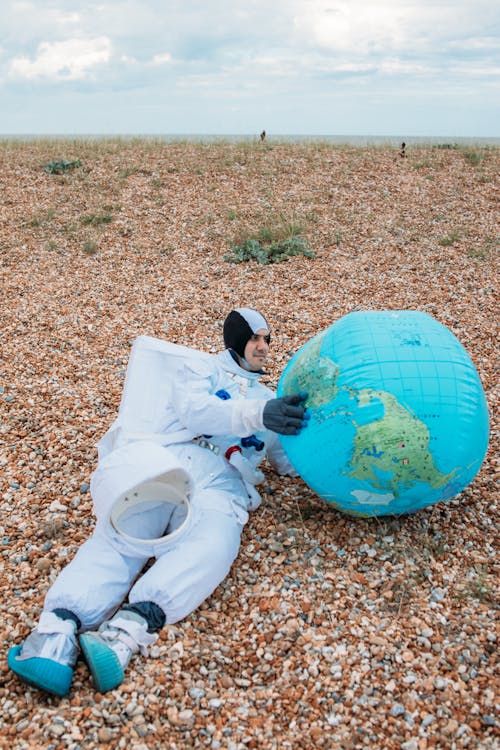 Homme En Combinaison Spatiale