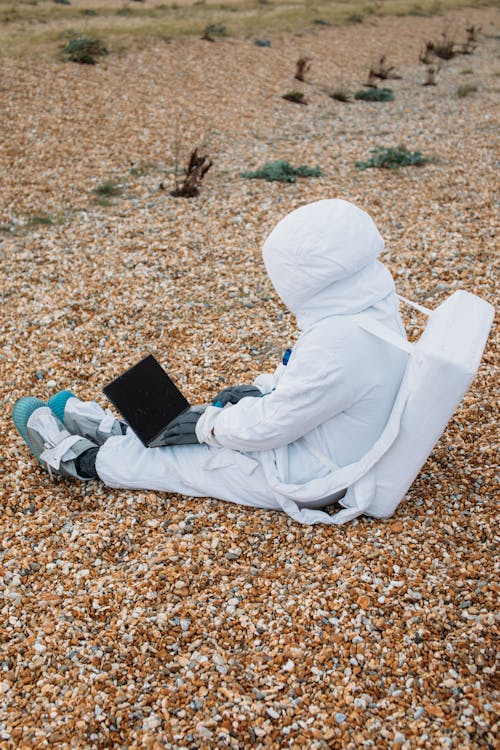 Persoon In Een Ruimtepak Met Behulp Van Laptop