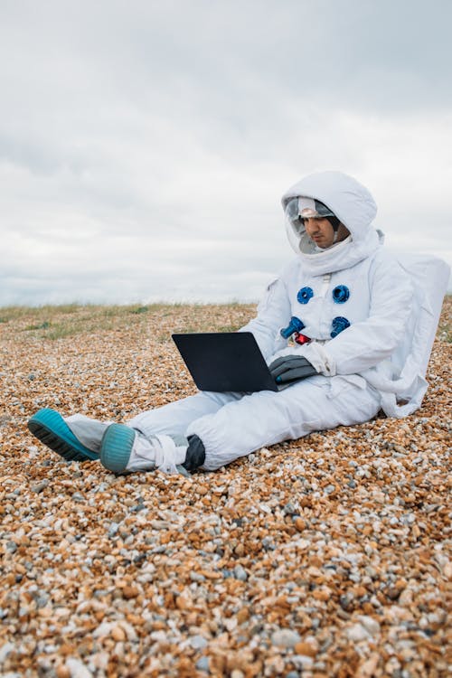 Astronaut Met Behulp Van Een Laptop