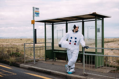 Homme En Costume à L'arrêt De Bus