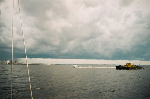 Gratuit Imagine de stoc gratuită din ambarcațiuni, barcă cu motor, cer înnorat Fotografie de stoc