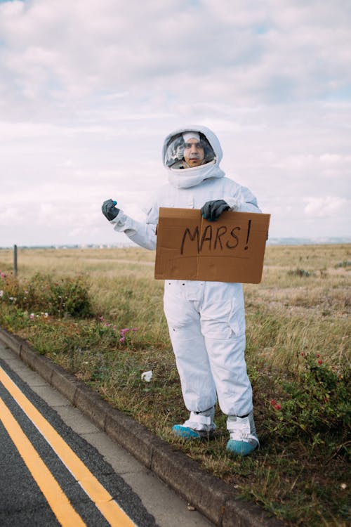 Foto d'estoc gratuïta de astronauta, autoestop, casc