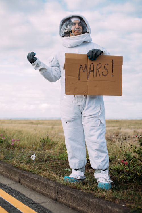 Foto d'estoc gratuïta de a l'aire lliure, astronauta, autoestop