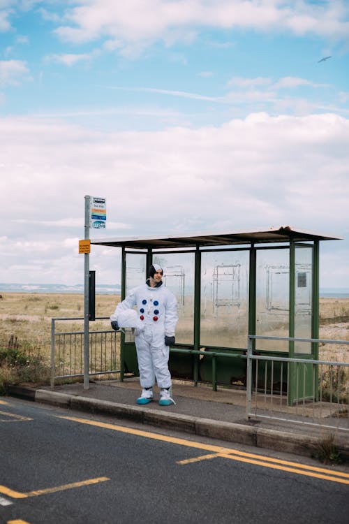 Astronauta Esperando En Una Parada De Autobús