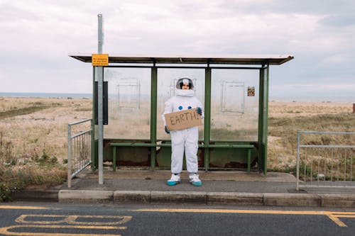 Astronauta Esperando En Una Parada De Autobús