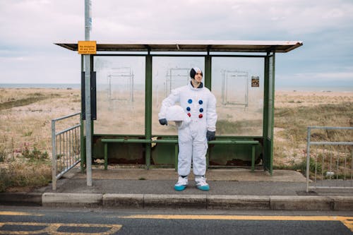 Astronauta Esperando En Una Parada De Autobús