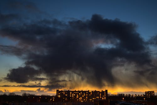 Gratis Foto stok gratis awan, bangunan, bayangan hitam Foto Stok