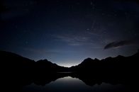 蒙大拿州的星空、山脉轮廓与湖泊倒影令人惊叹