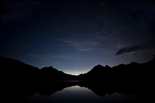 蒙大拿州的星空、山脉轮廓与湖泊倒影令人惊叹