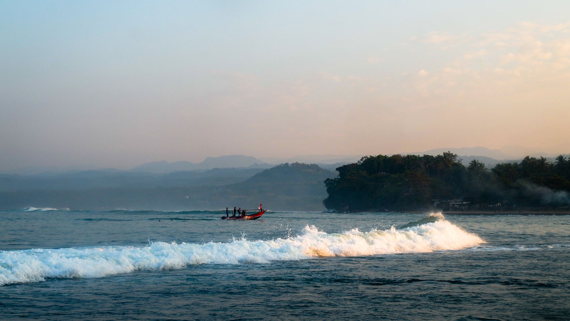 Pantai Ujung Genteng: Surga Tersembunyi di Sukabumi yang Wajib Dikunjungi