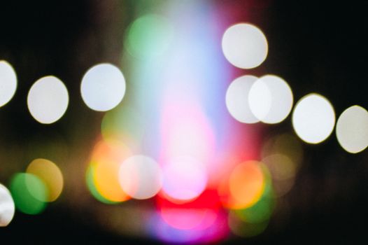 夜间场景中，充满活力的散景灯创造出抽象的模糊色彩