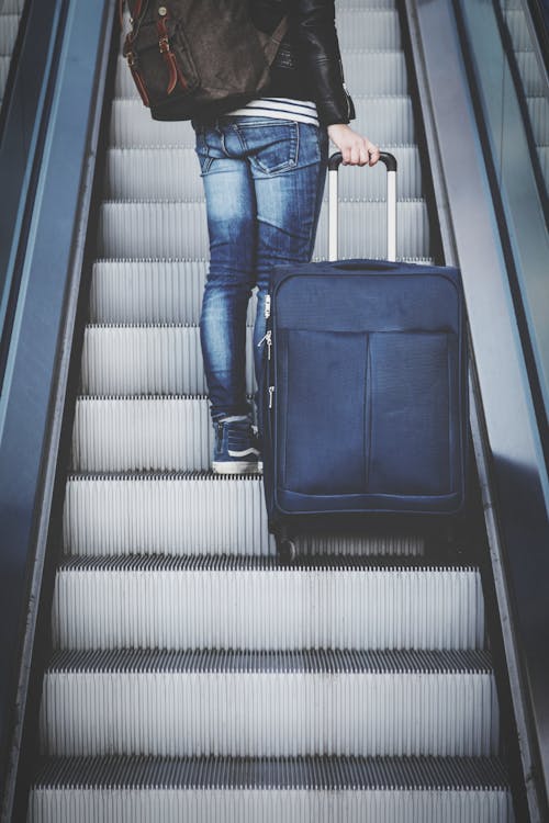 คลังภาพถ่ายฟรี ของ กระเป๋าเดินทาง, กระเป๋าเป้, กางเกงยีนส์สีน้ำเงิน