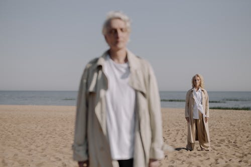 Pasangan bergaya menikmati suasana romantis