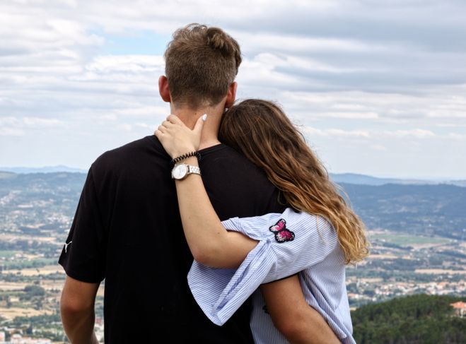 Online dating: starting a conversation on a niche platform