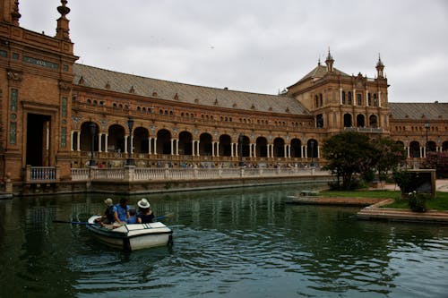 Free Impressing Palace on Water Visited by Tourists on Boat Stock Photo
