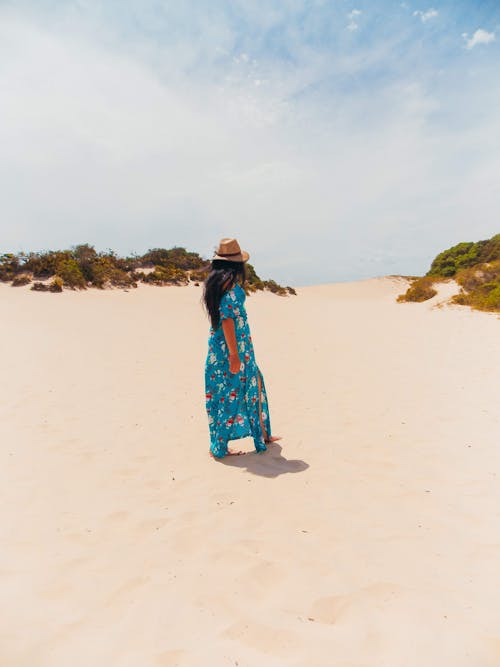 걷고 있는, 모래, 수직 쐈어의 무료 스톡 사진