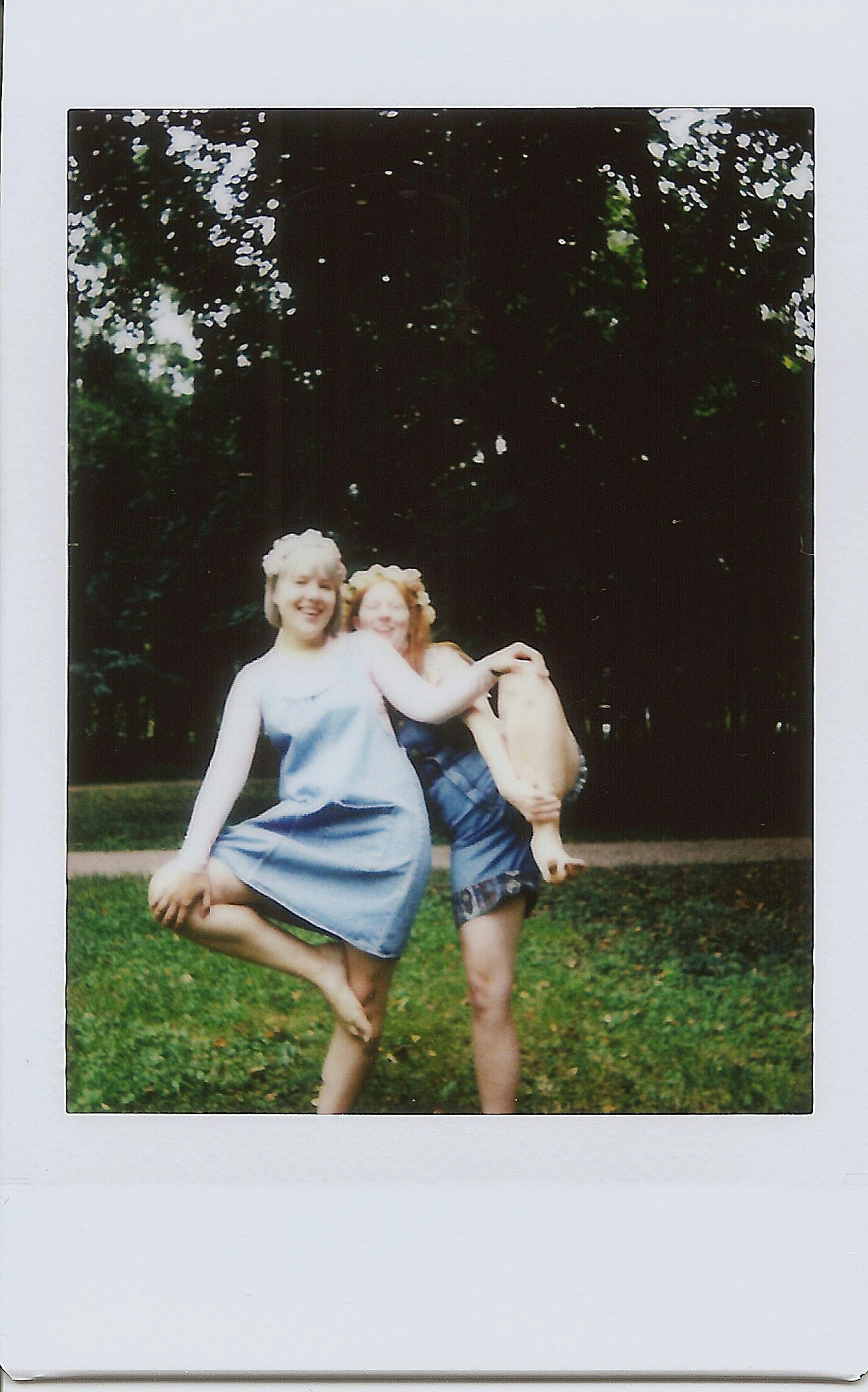 阳光明媚的日子里，两个女人在户外嬉戏，捕捉到了友谊的本质