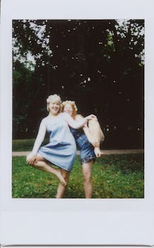 阳光明媚的日子里，两个女人在户外嬉戏，捕捉到了友谊的本质