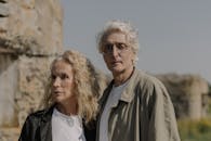 一对穿着时尚的老年夫妇在户外，展现了爱与团结