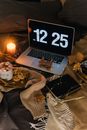 温暖的秋夜，配上笔记本电脑、蜡烛、零食和舒适的毯子，非常适合放松