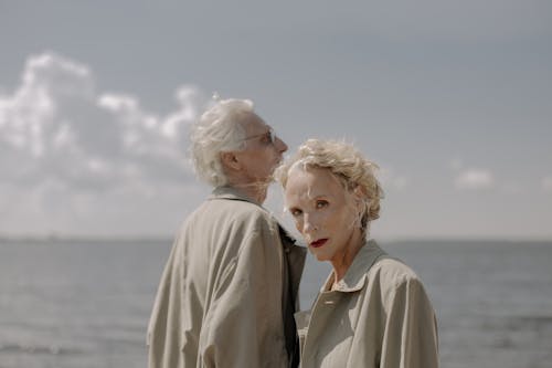 Pareja madura junto al mar