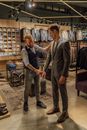 专业裁缝为高档服装店测量客户，打造完美的定制套装