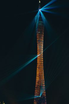 广州塔灯火通明的戏剧性夜色