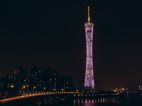 广州塔在夜空下闪闪发光，景色令人惊叹