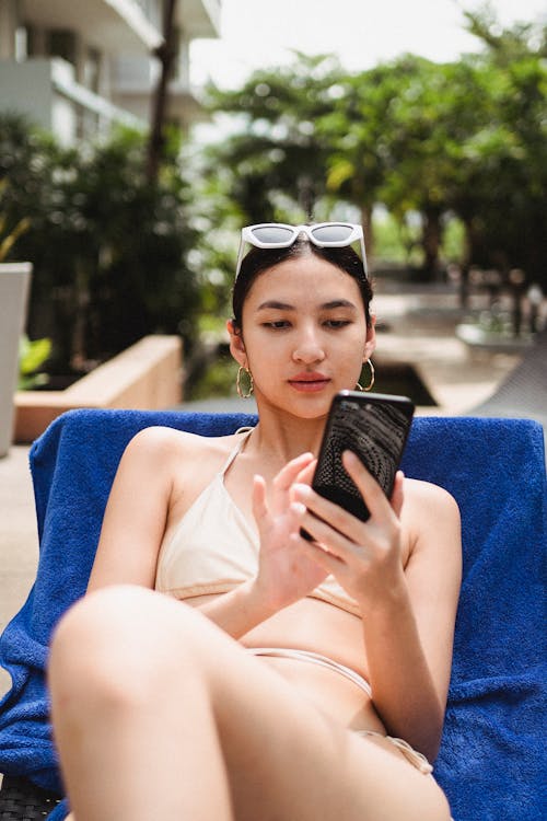 Základová fotografie zdarma na téma bikini, chlad, chytrý telefon