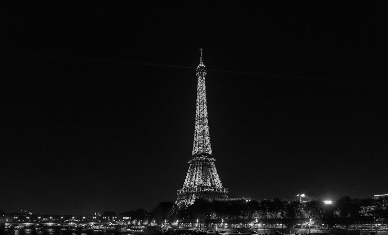 Hãy tận hưởng vẻ đẹp bất tận của tháp Eiffel qua bức ảnh đen trắng này. Từ đường nét tinh tế đến bóng đen và ánh sáng xen kẽ, bức ảnh tái hiện rõ ràng vẻ đẹp đặc trưng của Paris. Dấu chân bạn sẽ dễ dàng đặt vào một thành phố rực rỡ ánh đèn và đầy lãng mạn.