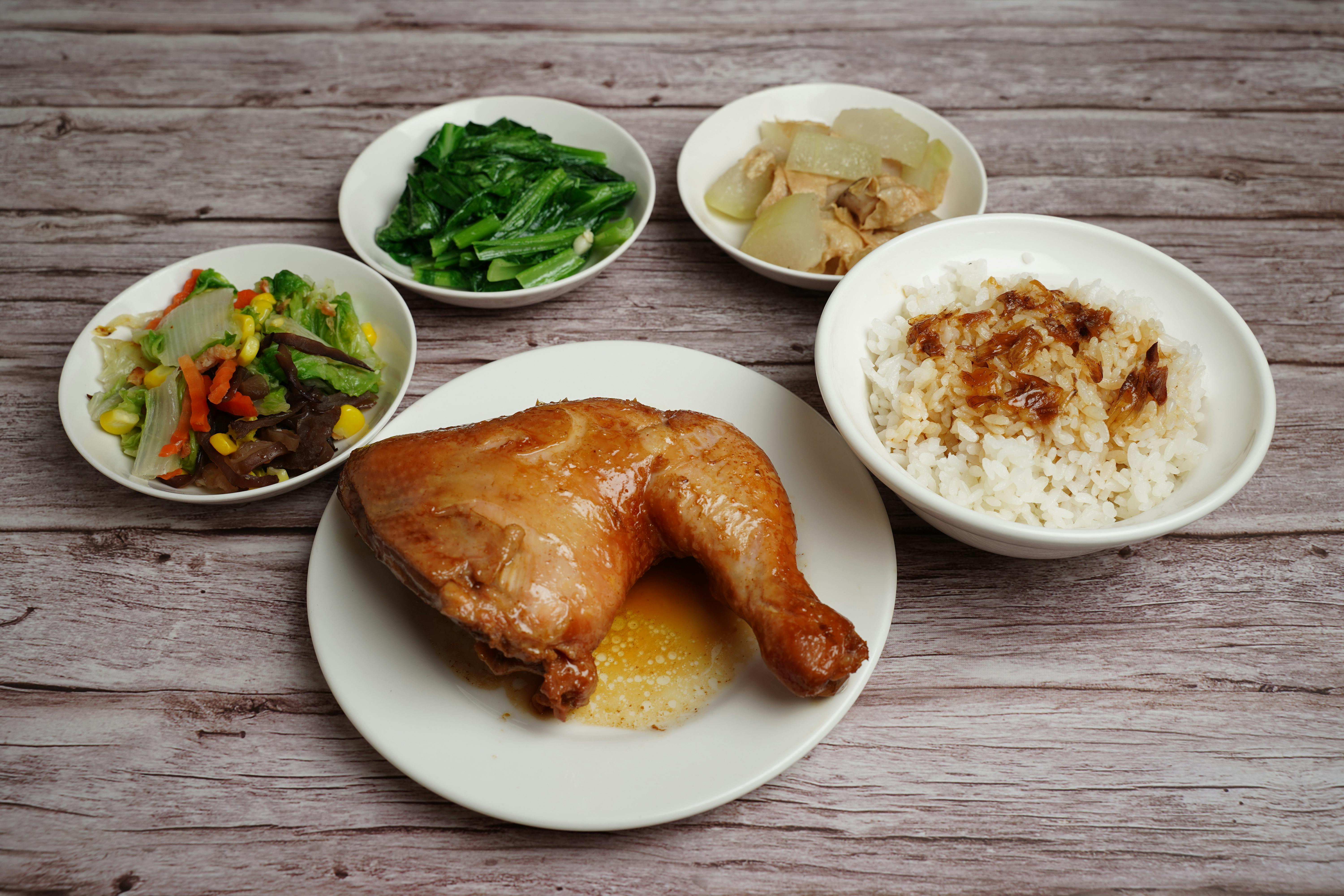 Prato saudável com arroz integral frango e legumes