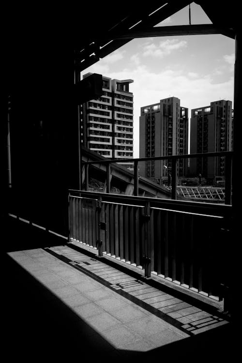 Безкоштовне стокове фото на тему «будівлі, вертикальні постріл, відтінки сірого»
