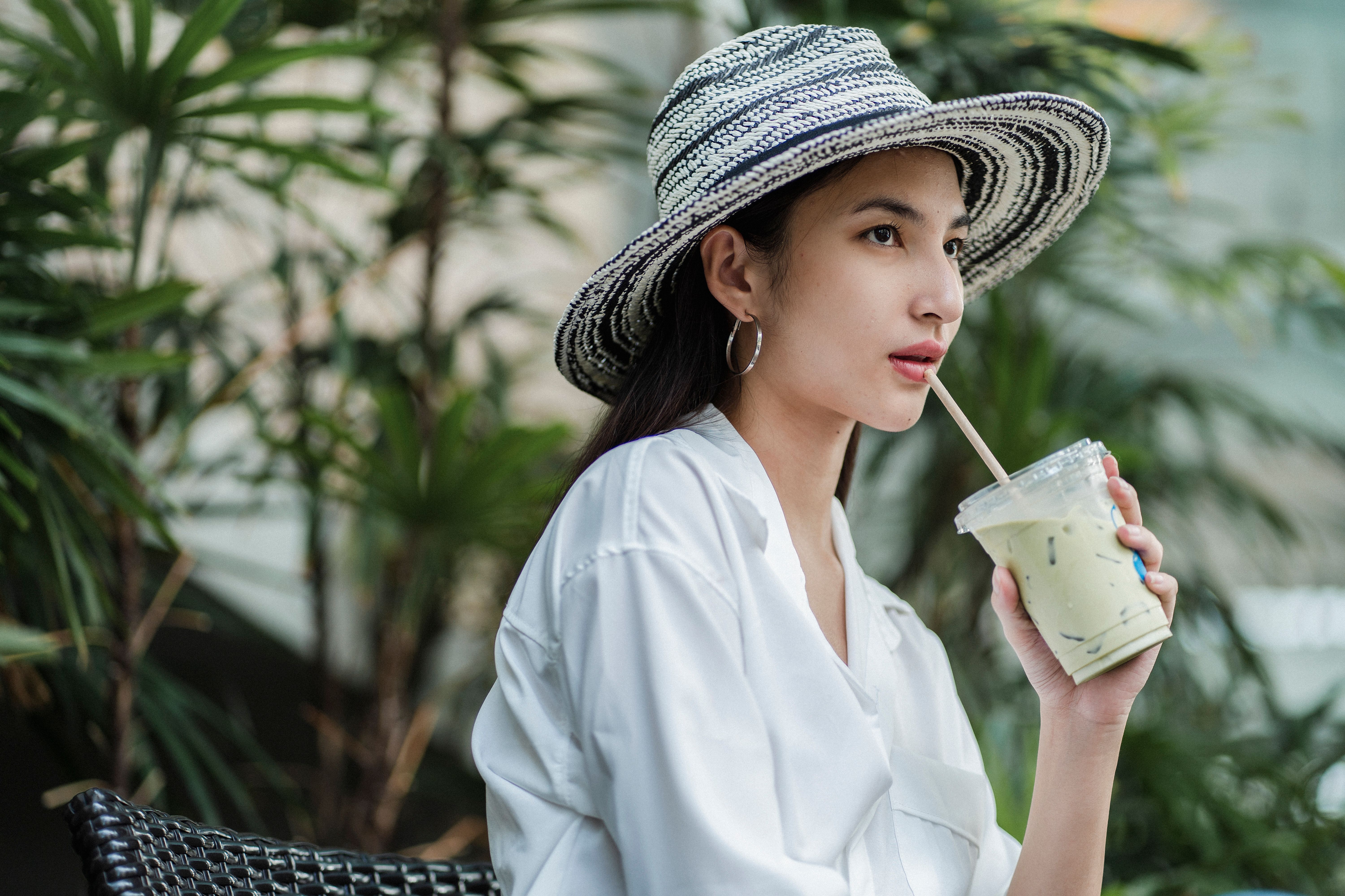 Cô gái Châu Á uống nước lọc buổi sáng để khởi động ngày mới.