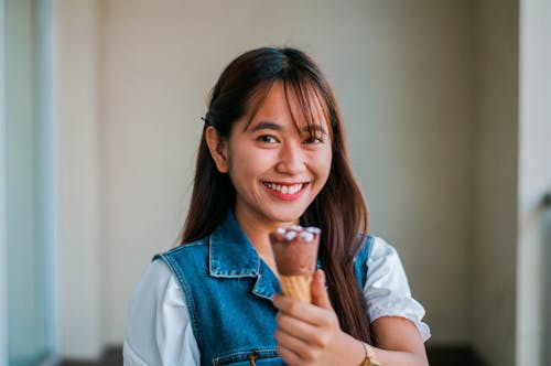 Gratis lagerfoto af asiatisk kvinde, blik, chokolade