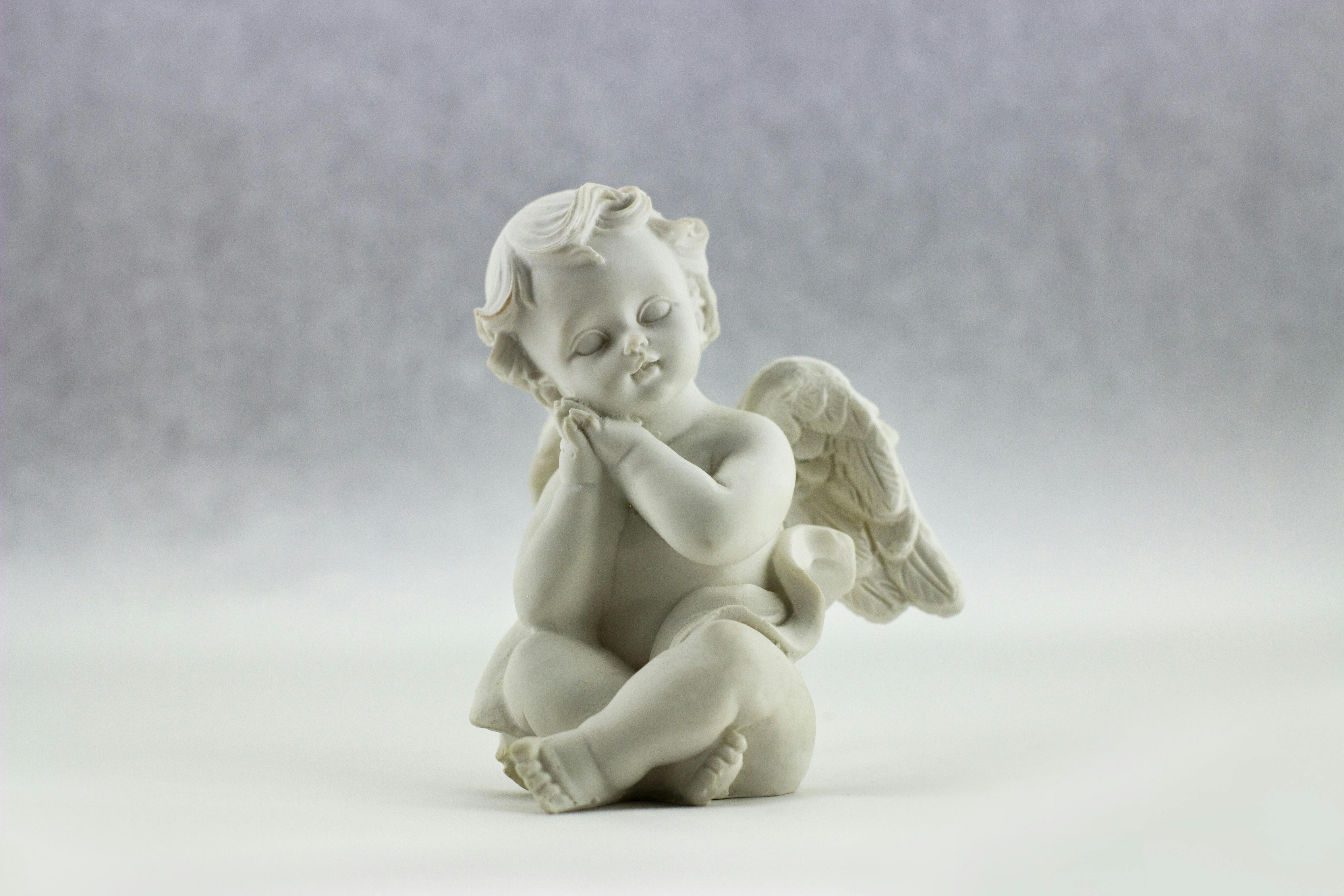天使のイラストの白いセラミックの置物 無料の写真素材