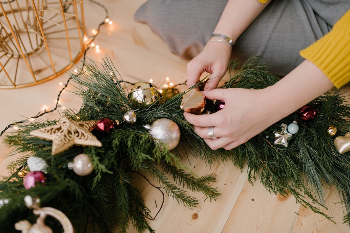 Weihnachtskranz DIY 2026: Eukalyptus, Bänder + Naturmaterial — Hero-Aufnahme