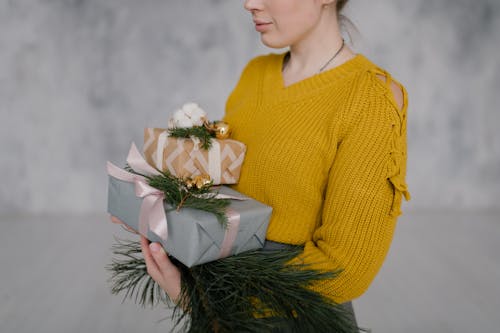 Gratis Mujer En Suéter Amarillo Con Ramo De Flores Foto de stock