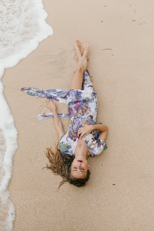 Gratis Mujer Tranquila En Vestido Relajante En La Playa Foto de stock