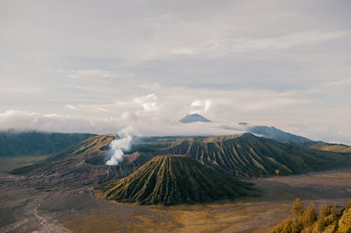 Ruwe Vulkanen In Bergachtige Vallei Tegen Grijze Hemel