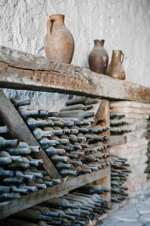 Holzregale Mit Staubigen Glasflaschen Wein