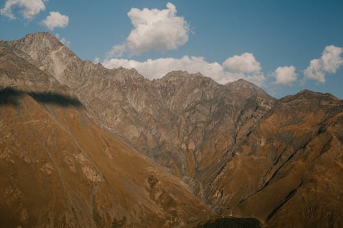 고지대의 가파른 산등성이가있는 산맥