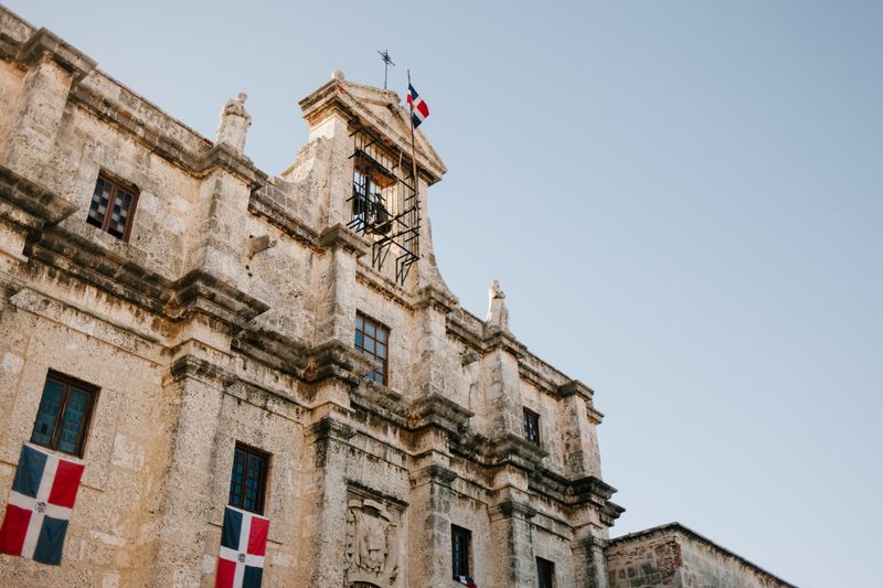 Fachada colonial con bandera de República Dominicana en la Zona Colonial de Santo Domingo