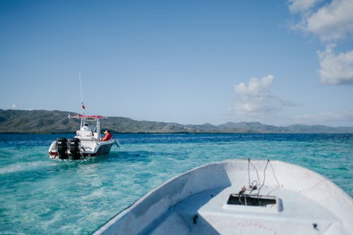 grátis Barcos A Motor Flutuando Sobre O Mar Azul Nos Trópicos Foto profissional