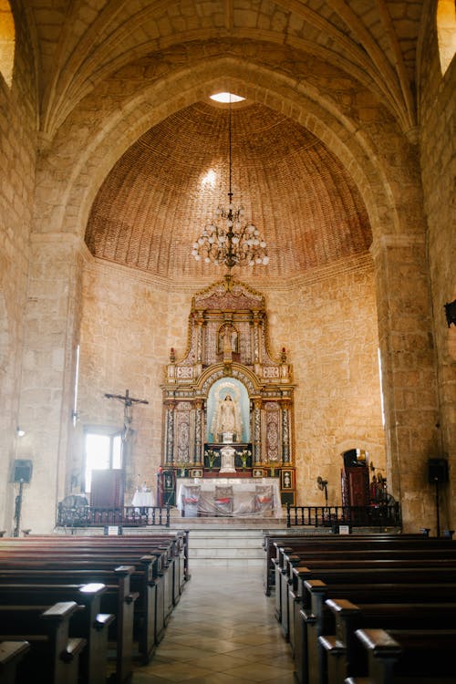Free Interior Da Antiga Catedral Católica Com Teto Abobadado Stock Photo