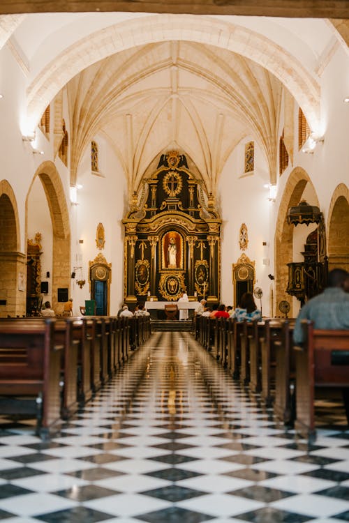 Free Igreja Ornamental Com Teto Abobadado E Bancos De Madeira Stock Photo