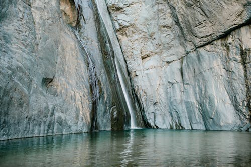 Fast cascade in mountains near rippled pond